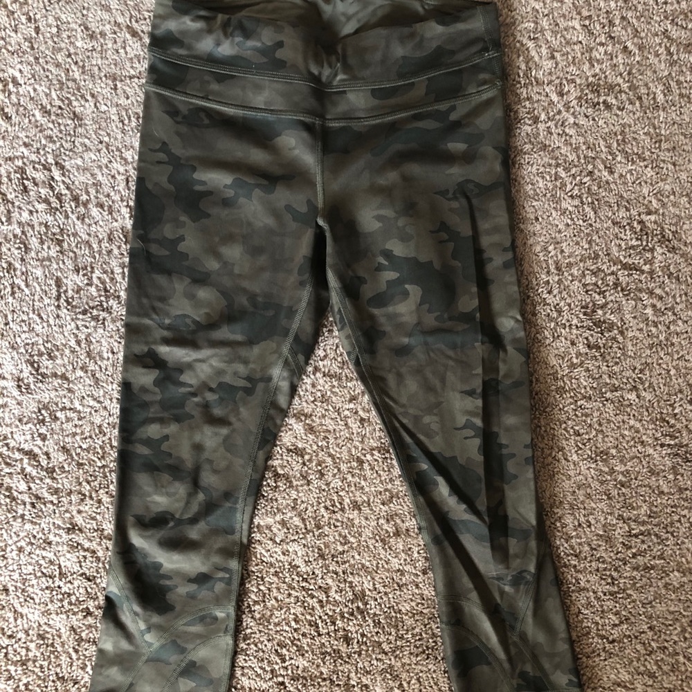 BARELY WORN (4-6x ?) lulu lemon crop pant